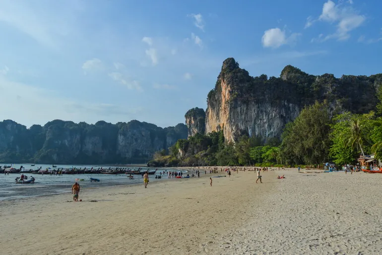 Plaža Railay sa krečnjačkim stenama