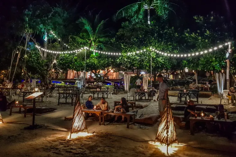 Plaža Haad Yao noću