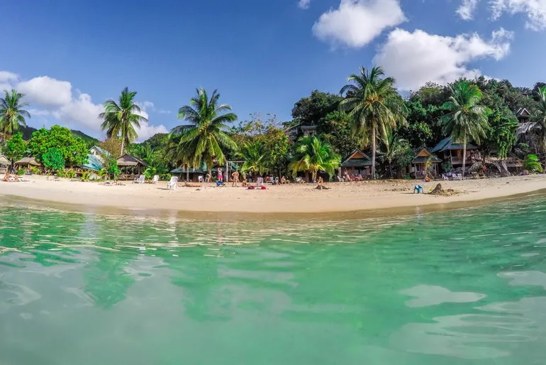 Tirkizni plićak na plaži Haad Yao
