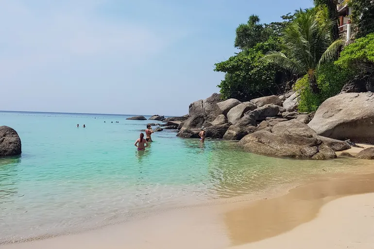 Stene i bistro more na plaži Kata Noi