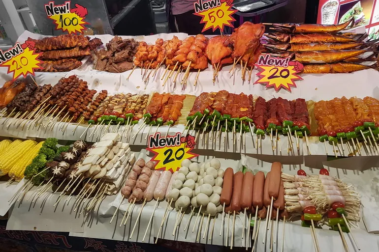 Ražnjići na tezgi uličnog marketa