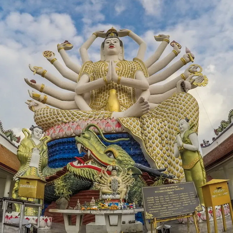 Statua Guanjin u hramu Wat Plai Laem