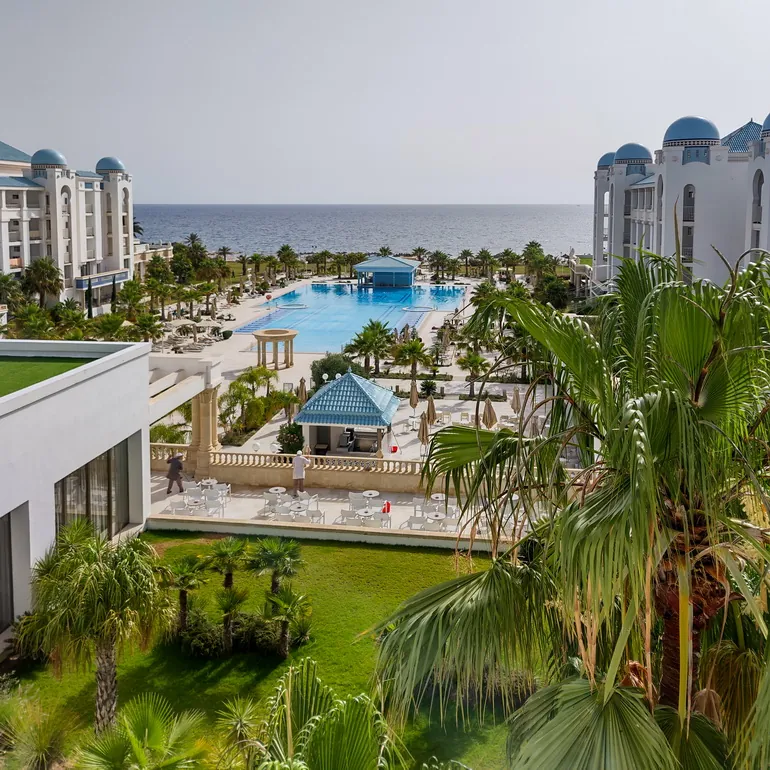 Pogled na hotelski bazen i more u Port El Kantaouiju