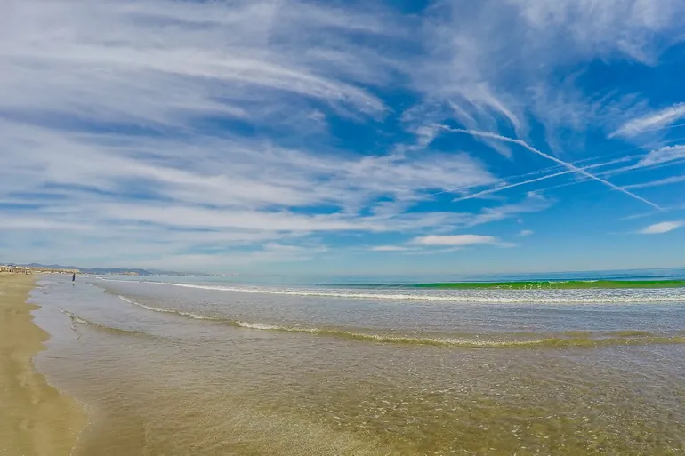 Široka gradska plaža u Valensiji