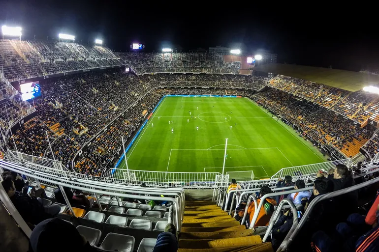 Utakmica na stadionu Mestalja noću