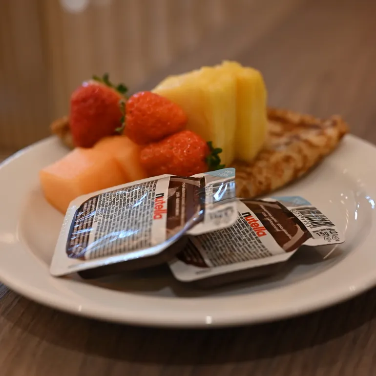 Voće i palačinka za doručak u hotelu Paka