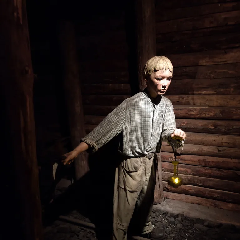 Figura dečaka rudara sa lampom