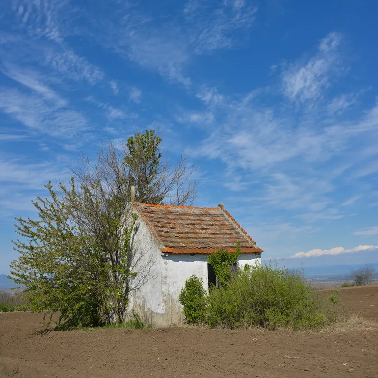 Napuštena kućica u polju kod Zagajičkih brda